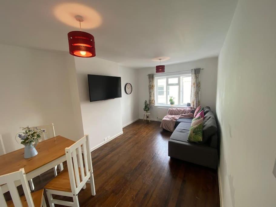 Brighton New Apartment Free Parking Sleeps 6 ภายนอก รูปภาพ