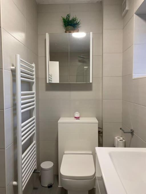 Brighton New Apartment Free Parking Sleeps 6 ภายนอก รูปภาพ