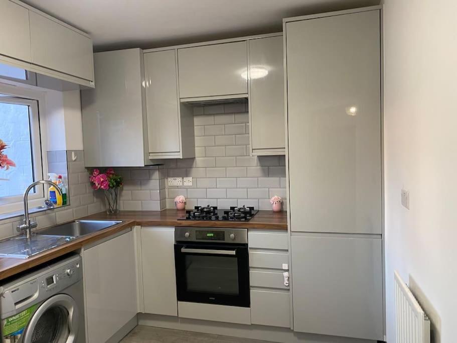 Brighton New Apartment Free Parking Sleeps 6 ภายนอก รูปภาพ